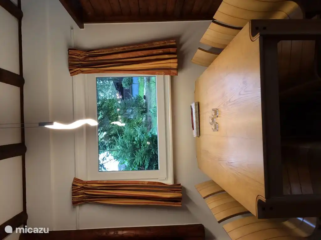 Esstisch Hochstuhl und Jugendstuhl verfügbar. Haben Sie ein zusätzliches Fenster für mehr Licht installiert!