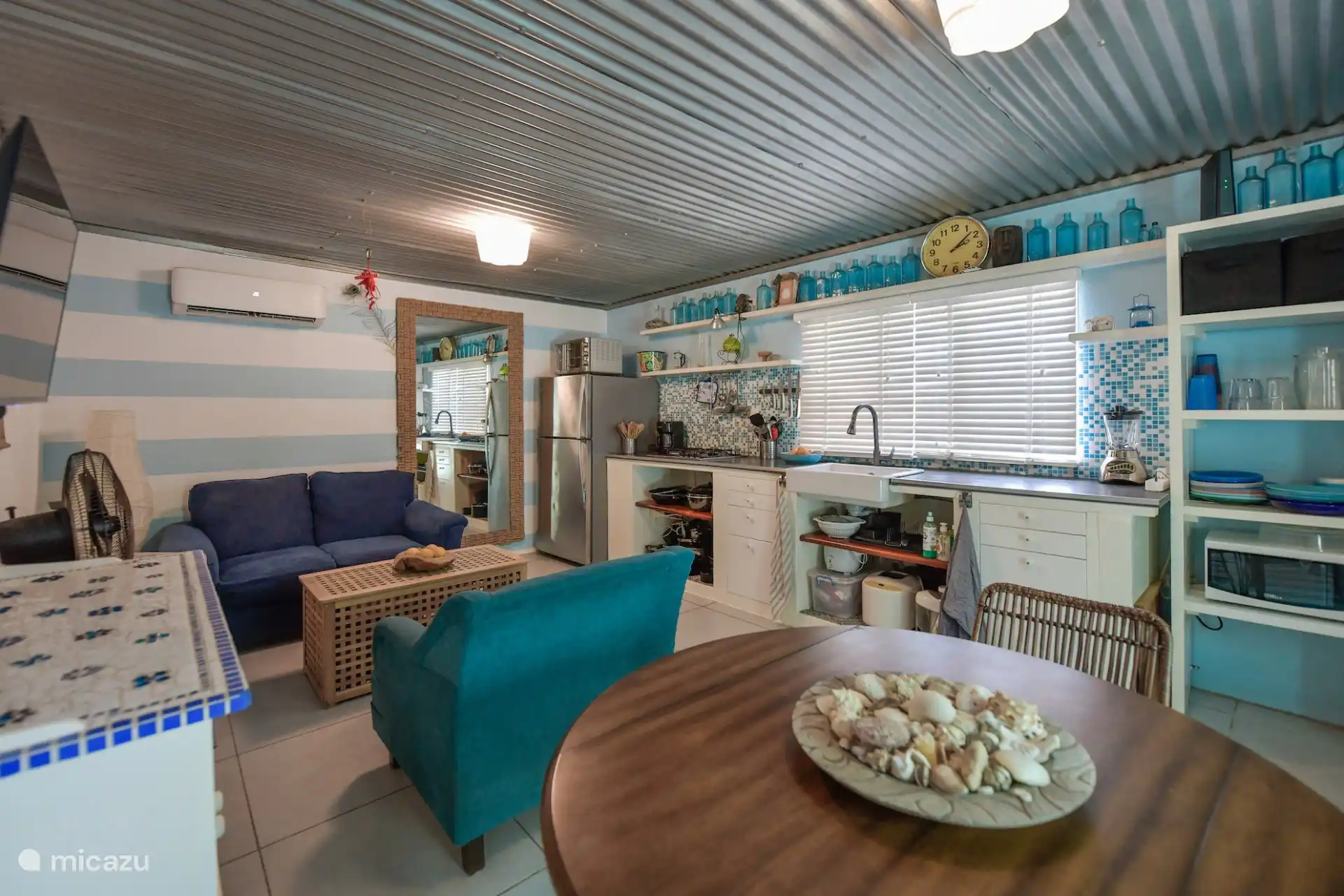 Dushi Bida apartment living room and Kitchen