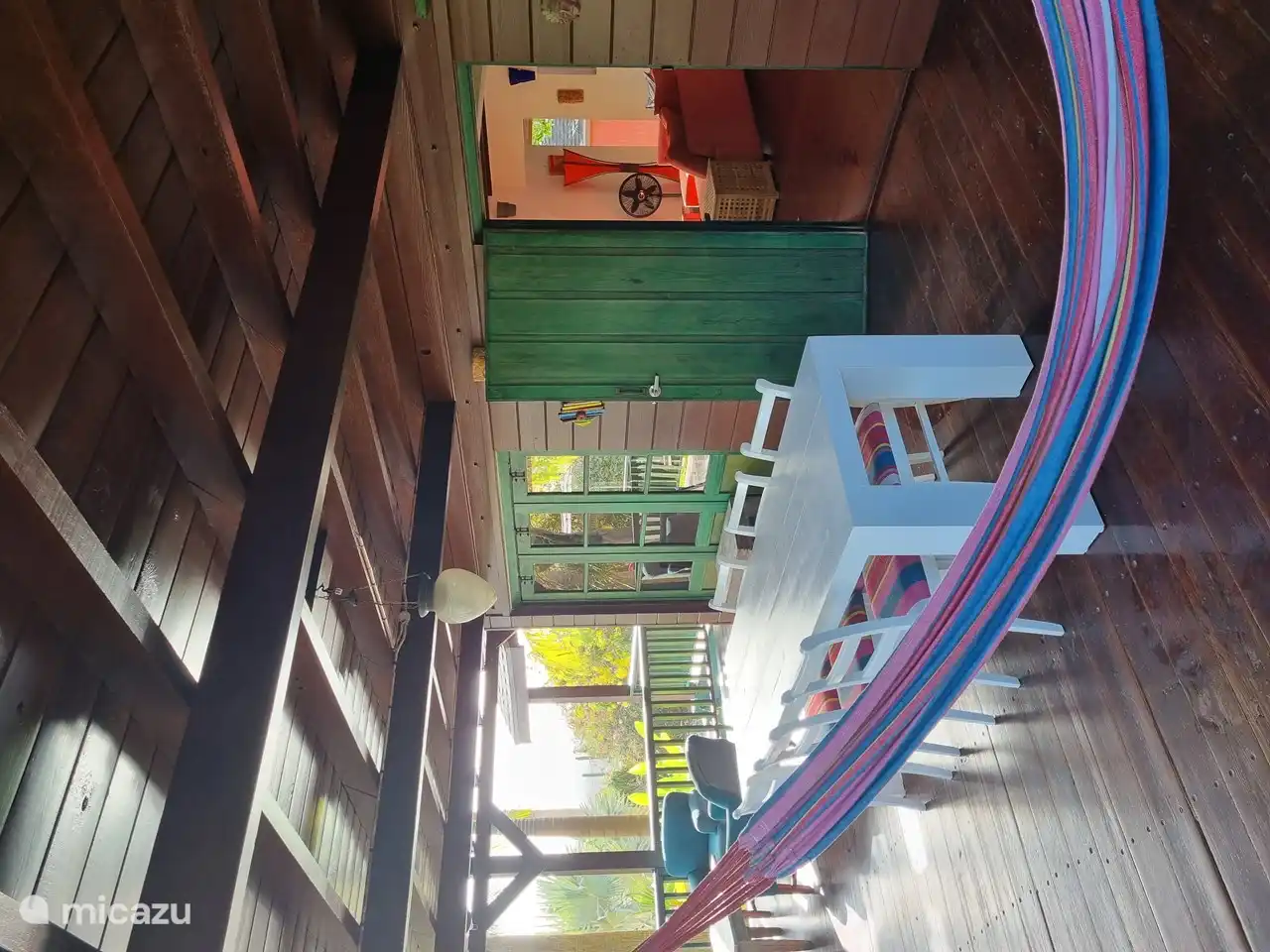 Grande table à manger sur la véranda