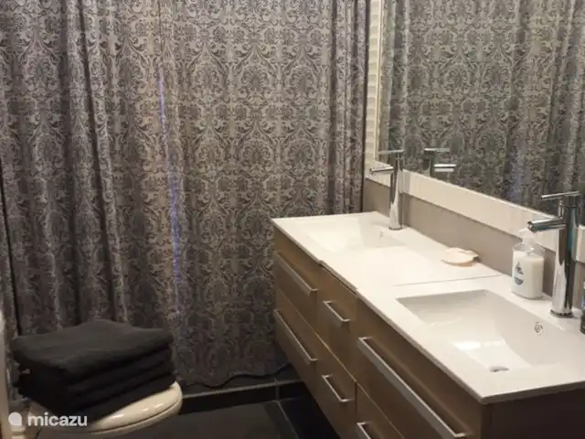 Location de Vacances Aruba, Aruba central, Santa Cruz, villa - Villa Luna Llena pommeaux de douche doubles avec eau chaude et lavabos pour 2 personnes