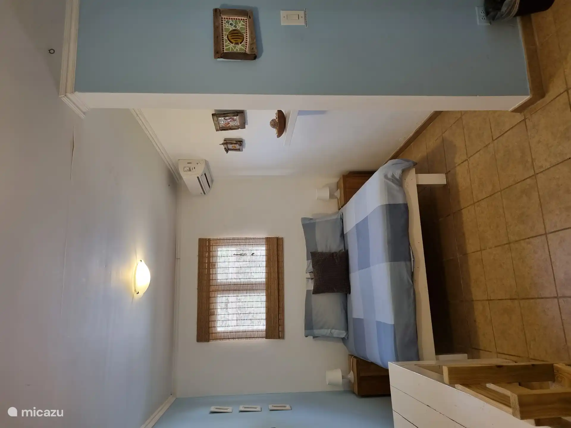 Chambre confortable avec wifi, climatisation et une grande armoire intégrée