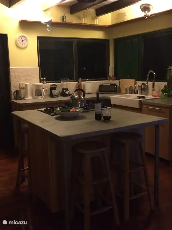 Cuisine complète équipée de tout le nécessaire pour préparer un festin