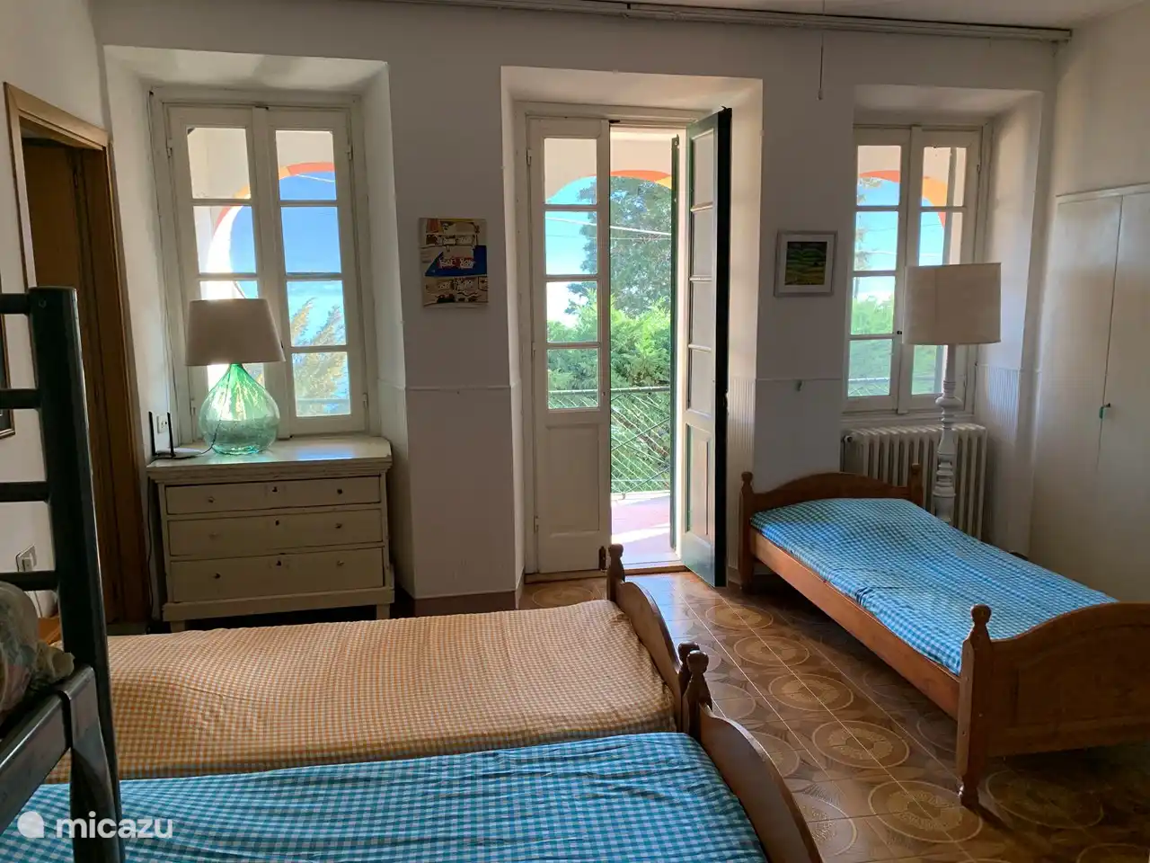 El segundo dormitorio, con balcón y vista sobre el lago de Como.