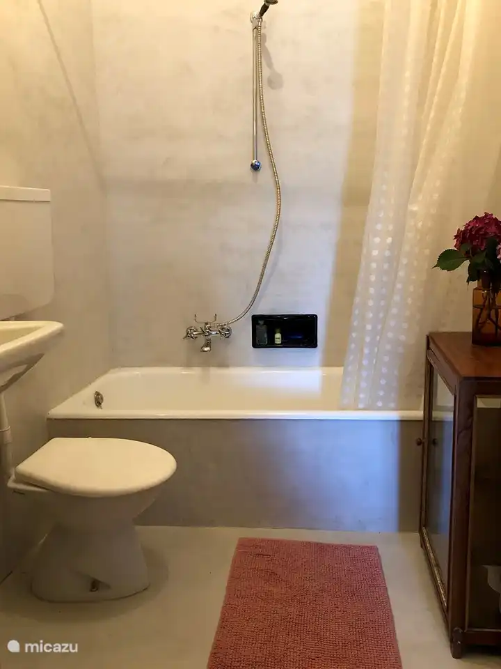 El segundo baño, con bañera.