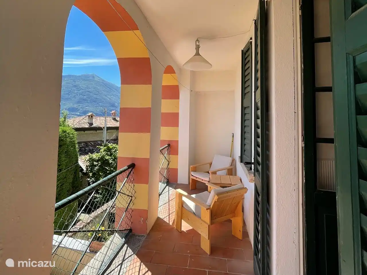 El balcón en el primer piso.