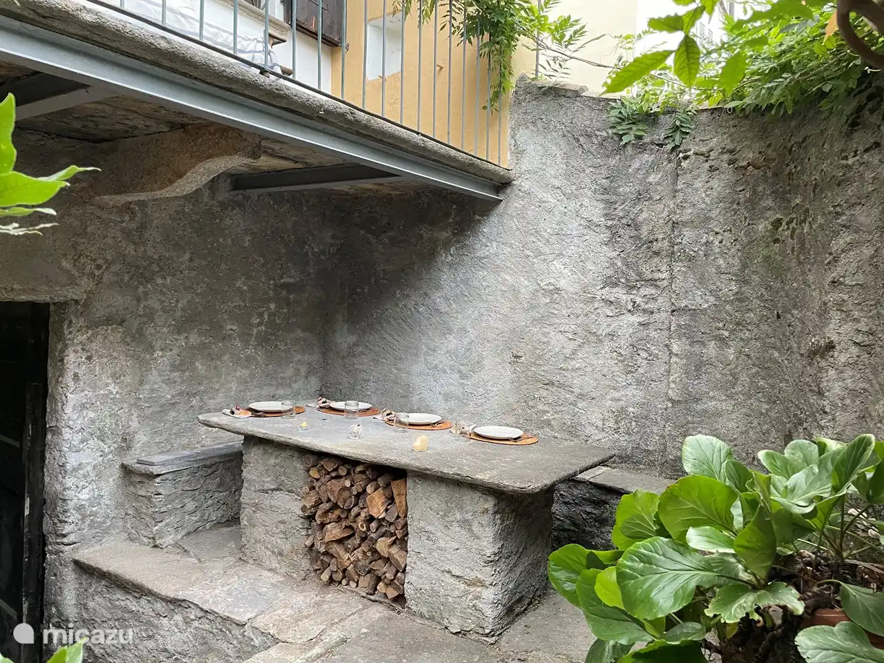 La mesa de piedra de abajo en el fresco patio.