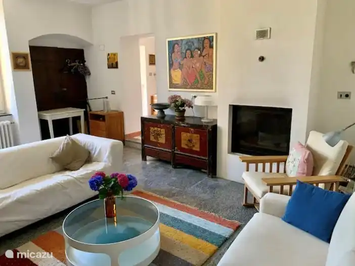 El salón con televisión y chimenea.