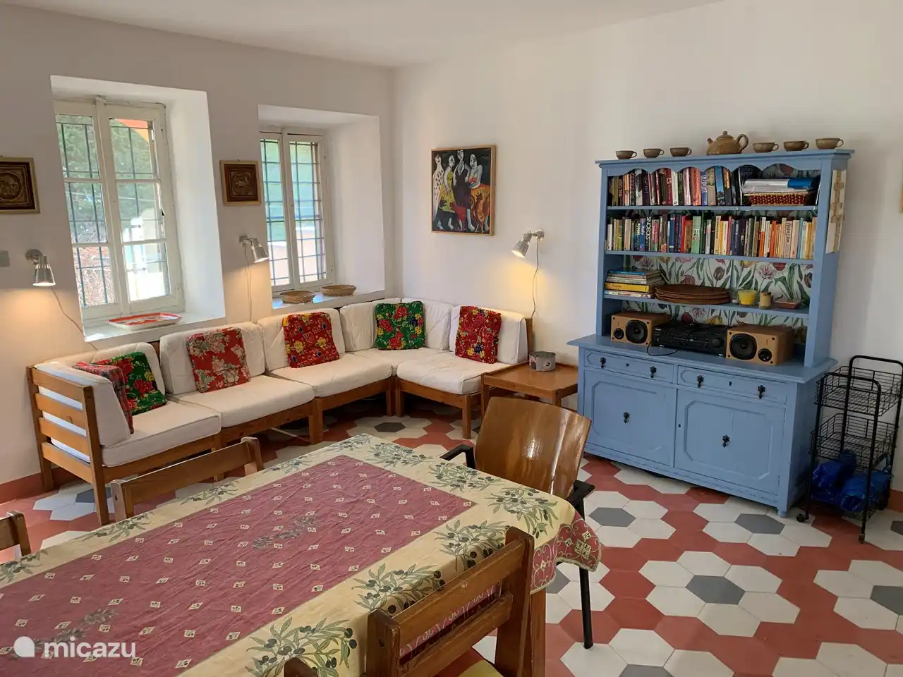 La cocina con sofá y estantería.