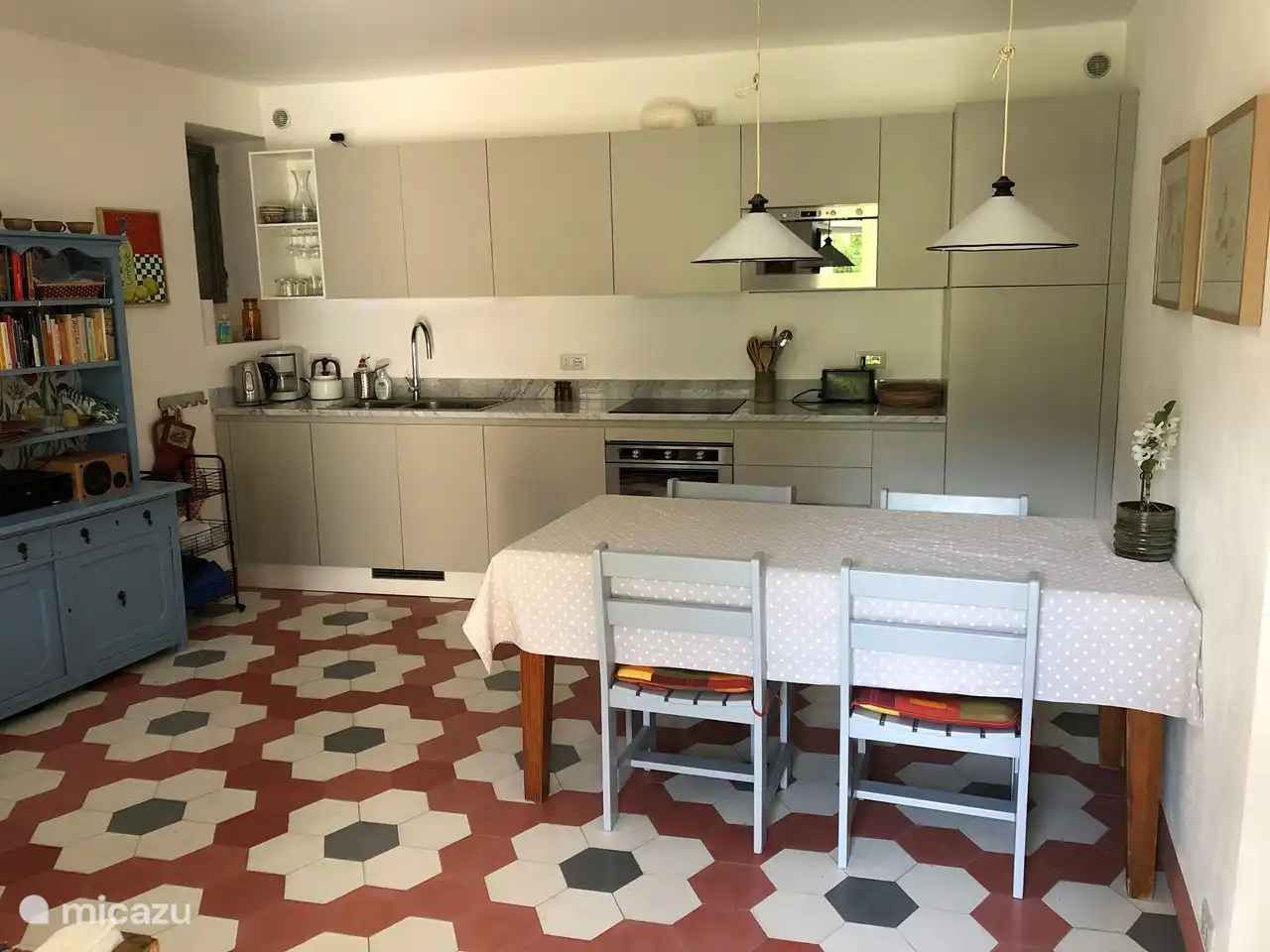 Una cocina completamente nueva con vitrocerámica de inducción, microondas y horno.