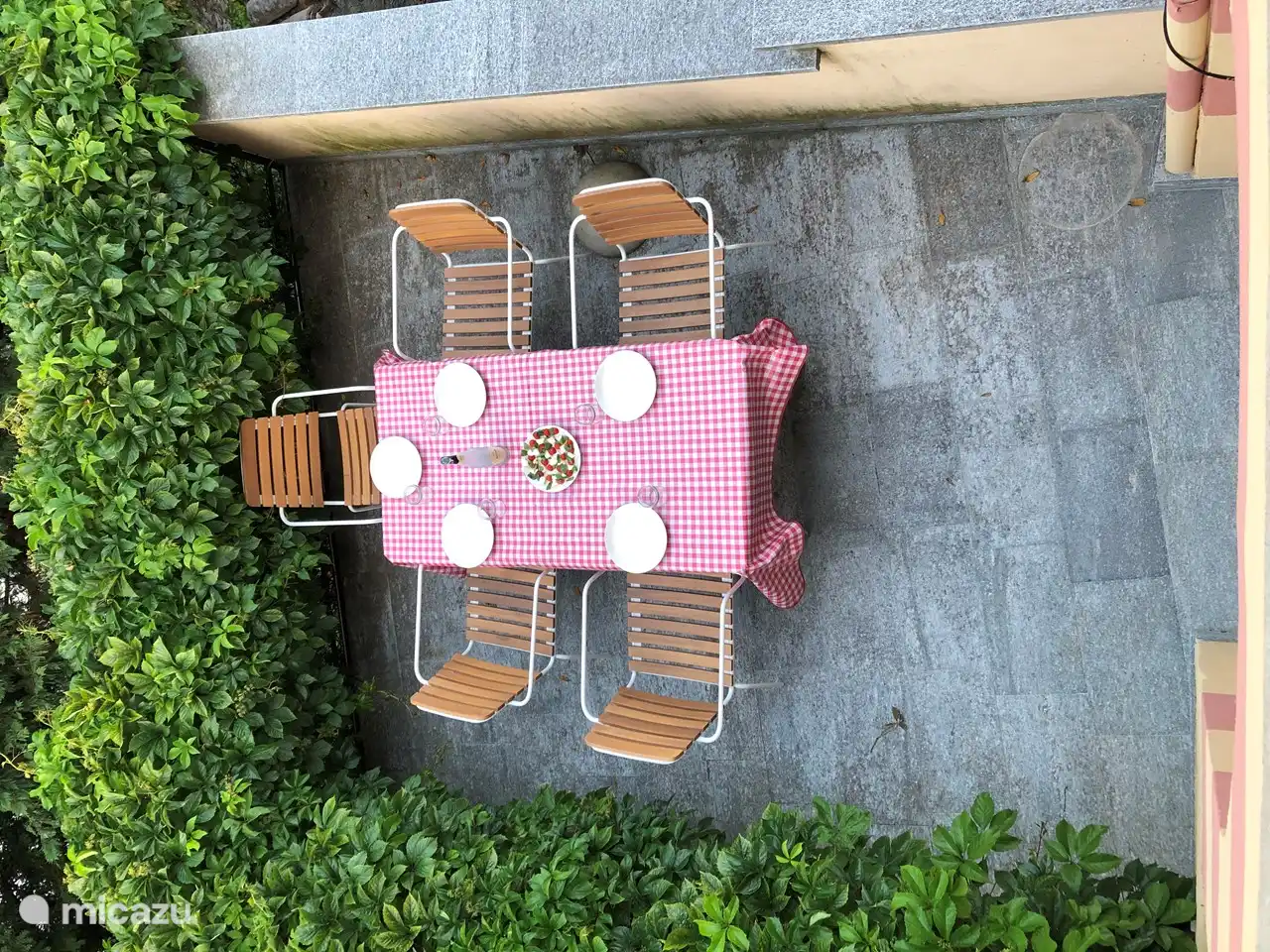 Buena comida en la terraza.