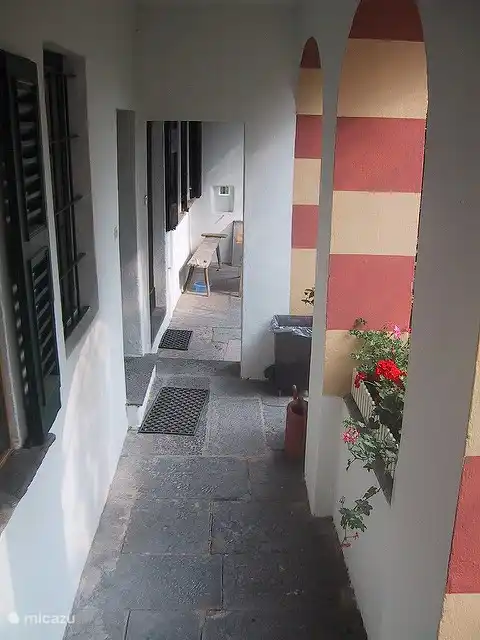 El porche delante de la casa.