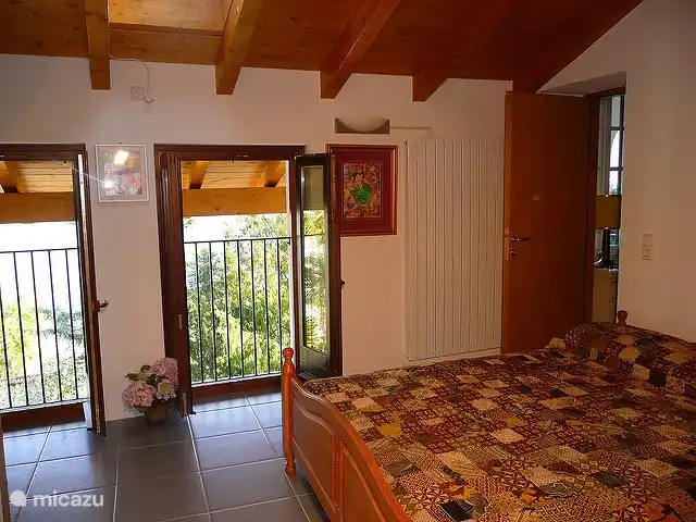 El primer dormitorio con cama doble y cama alta.