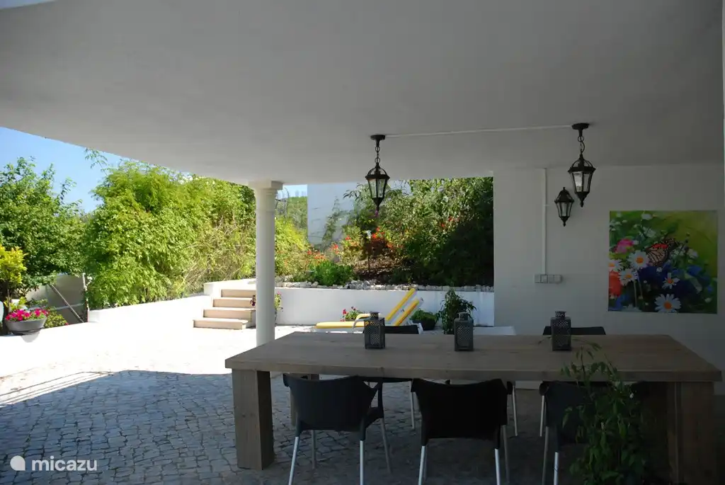 Überdachte Terrasse mit Grill