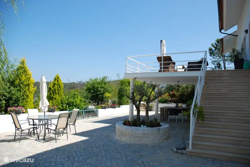 Die Terrassen und Stufen hinunter zum Pool