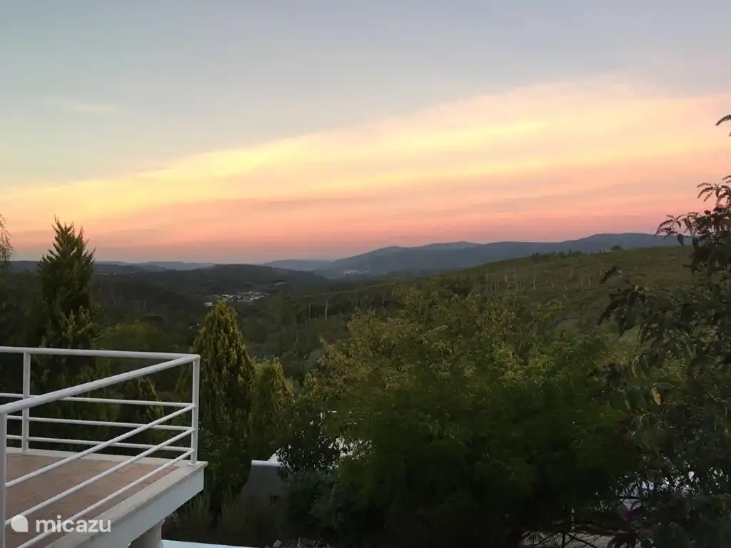 Die Sonne geht über der Serra da Lousã auf