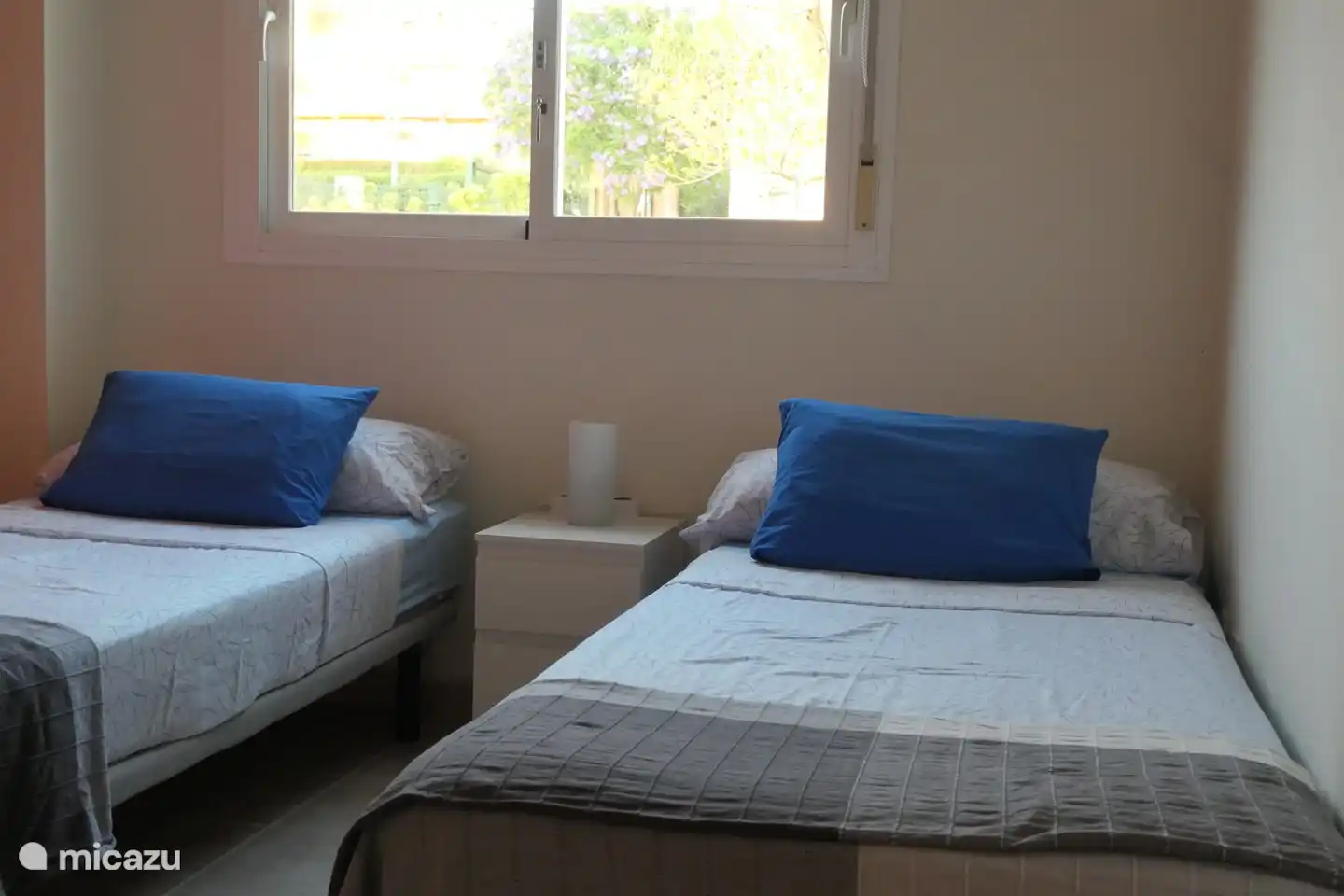 Schlafzimmer 2, mit Blick auf den Garten