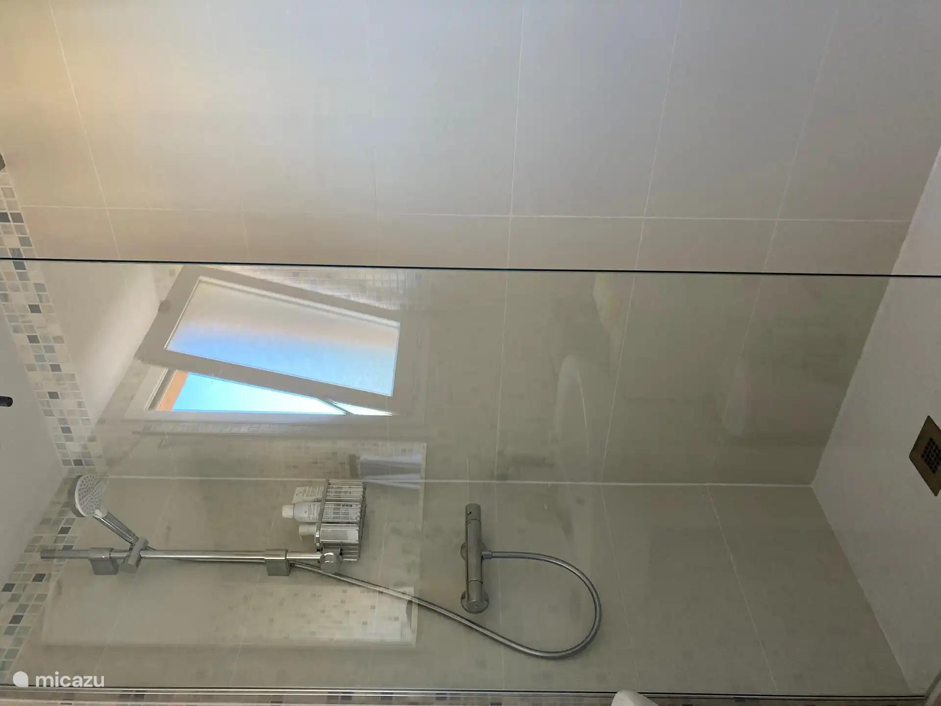 Badezimmer 1
Unser renoviertes Badezimmer (2024) mit ebenerdiger Dusche.