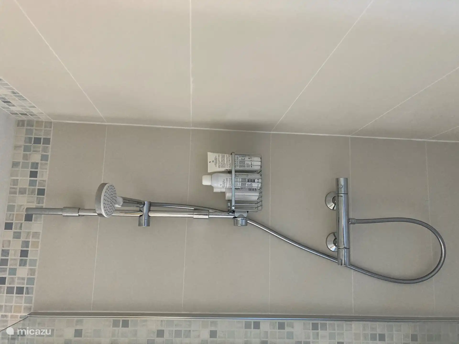 Badezimmer 1
Nicht nur sehr praktisch, sondern auch sicher duschen!