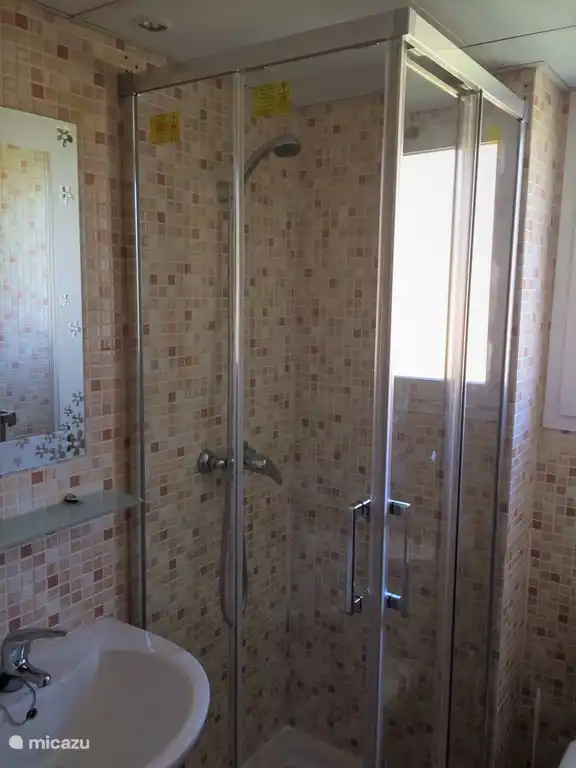 Badezimmer 2 mit Dusche und WC; große Fenster mit viel tageslicht und damit auch gut belüftet 