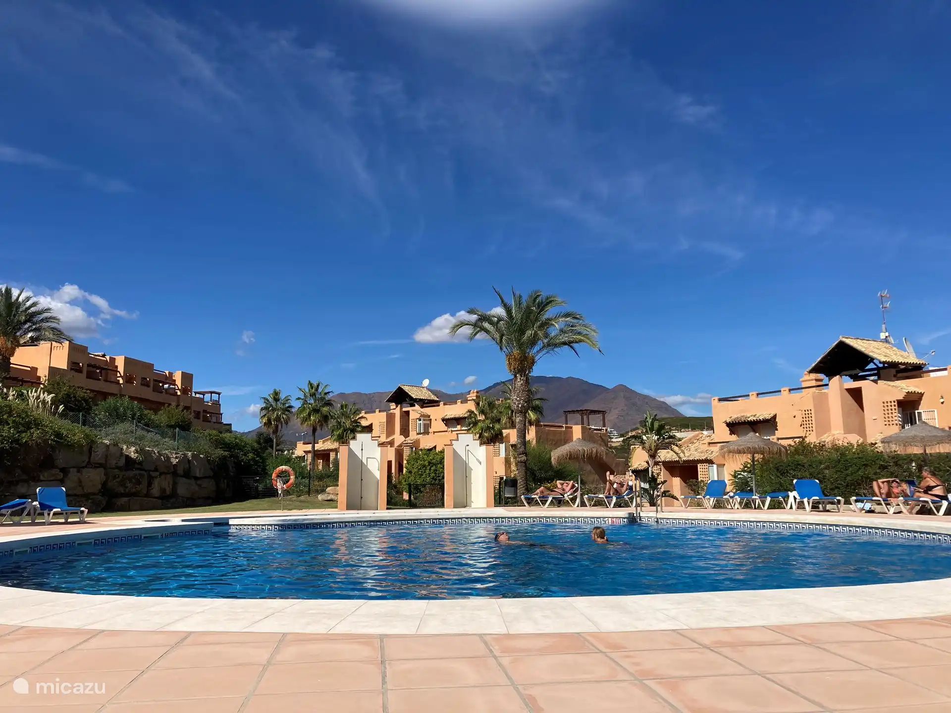 Unser schönes Schwimmbad auf ca. 300 Metern zu Fuß (365 Tage / Jahr geöffnet) 