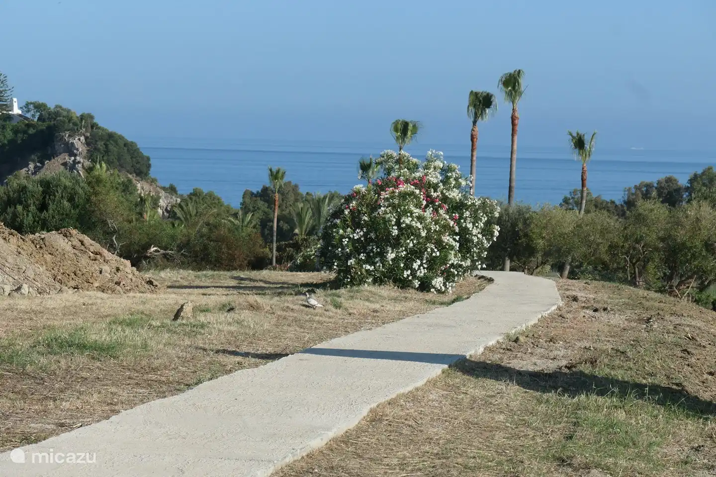 schöner und sicherer Wanderweg zum Strand: insgesamt 1100 Meter von unserer Wohnung bis zur Küste