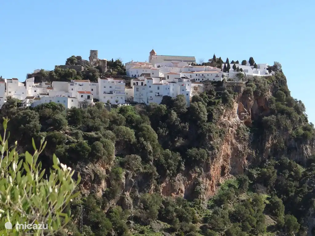 Casares; historisches Dorf mit authentischem Zentrum ca. 10 km entfernt. aus unserer Wohnung!