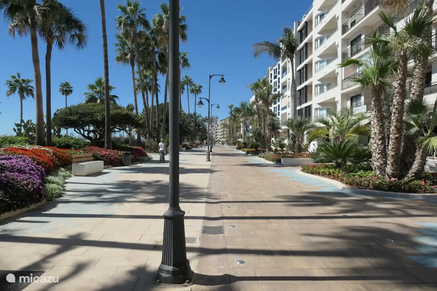 Estepona: wunderschöner Boulevard, mehrere Kilometer lang