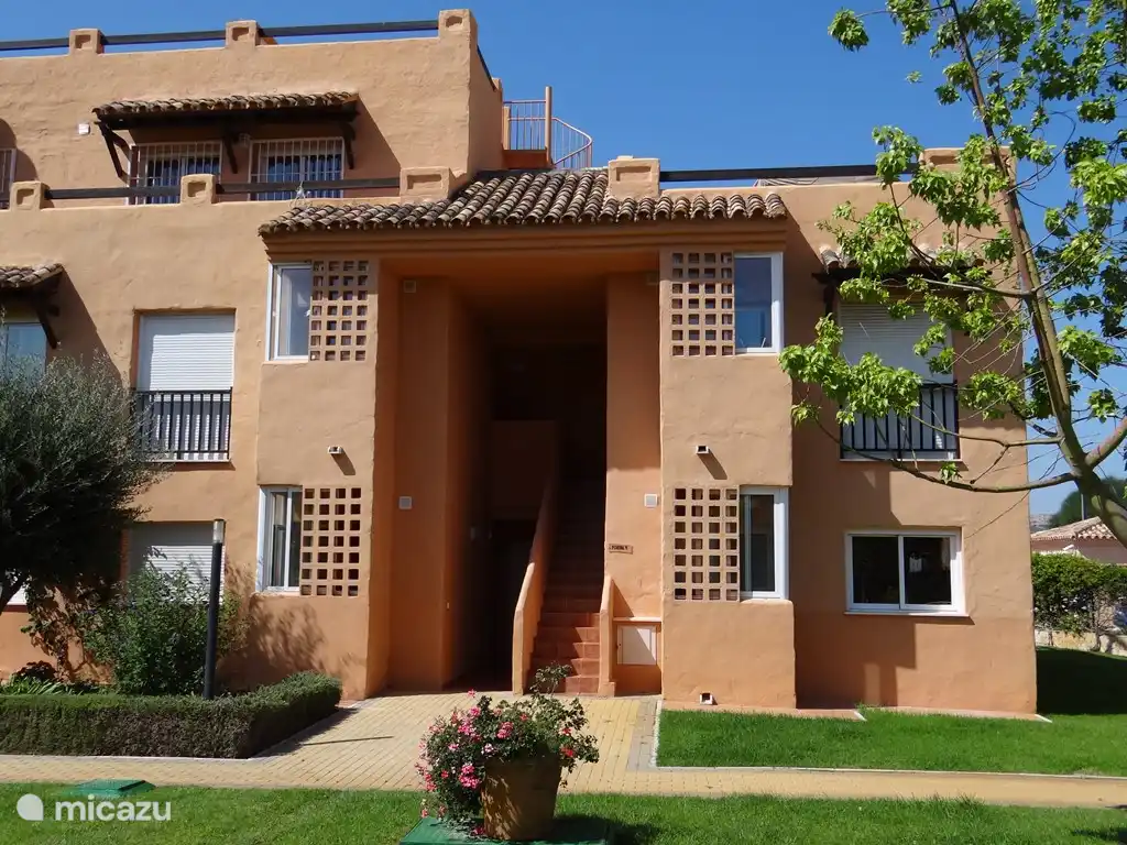 unsere Eckwohnung im Erdgeschoss.