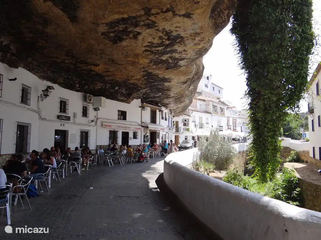Setenil de Bodegas: eines der berühmtesten weißen Dörfer Andalusiens (eine schöne Route über Casares; ca. 50 km.)