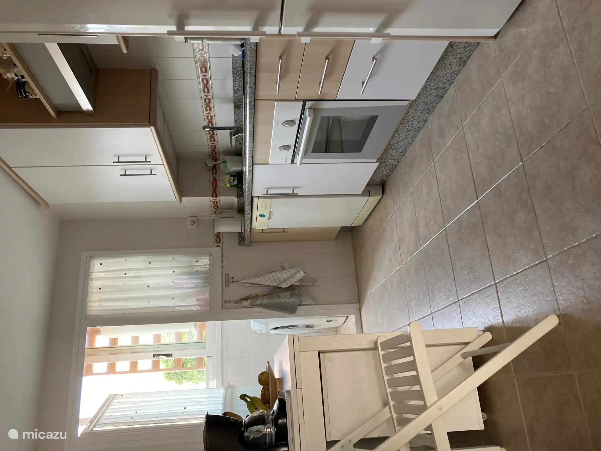 Die voll ausgestattete Küche mit großem Kühlschrank mit Gefrierfach, Airfryer, Kaffeemaschine, etc. etc.