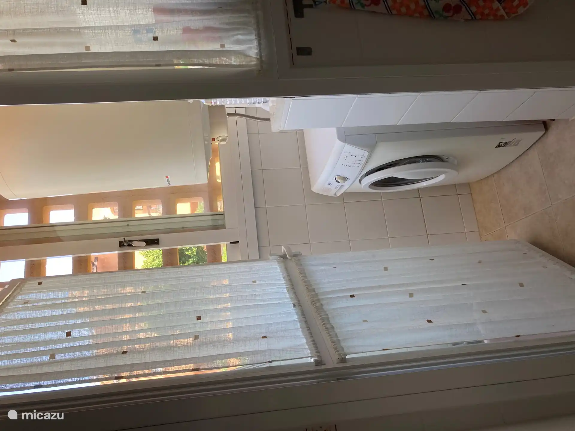 Waschküche mit Waschmaschine und Elektroboiler