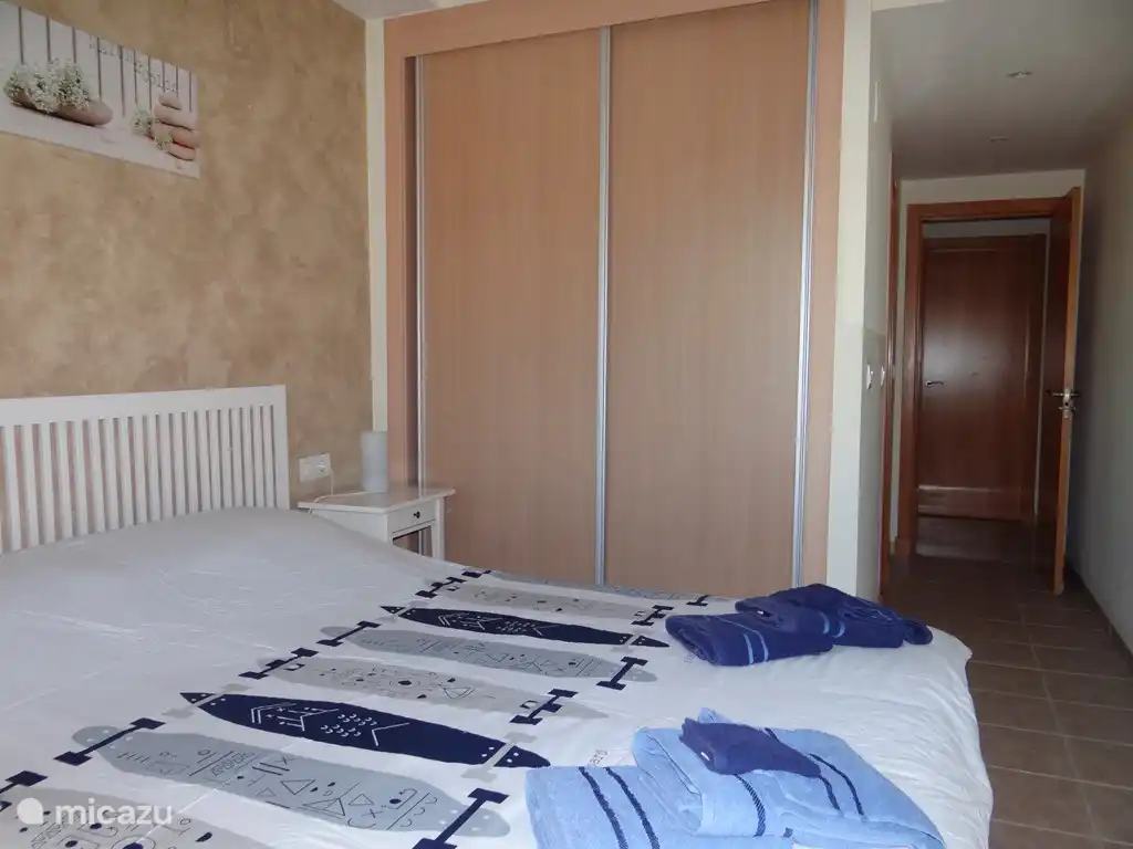 1 Schlafzimmer mit großem Kleiderschrank und Bad