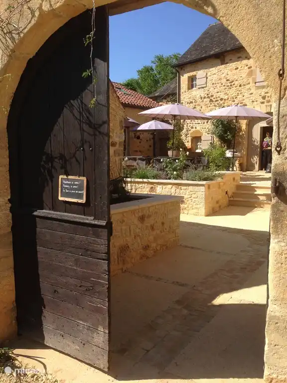 Mit Blick auf den Innenhof