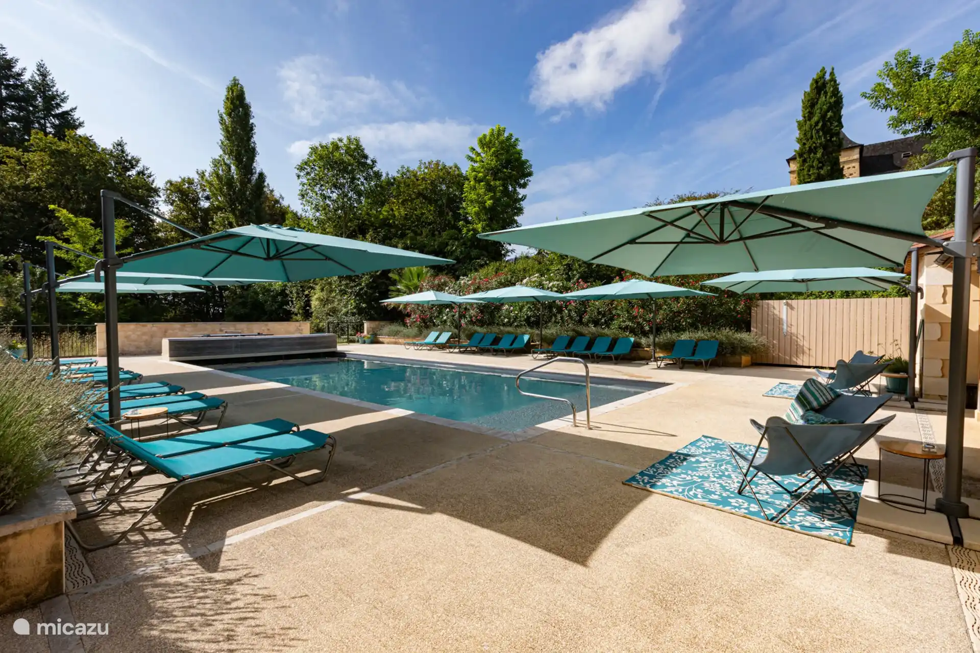 Swimmingpool mit Liegestühlen