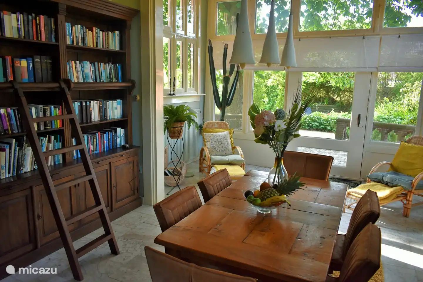 Gezamenlijk een spelletje spelen, een boek lezen of lekker onderuit liggen in de serre... het kan allemaal in de tuinkamer.