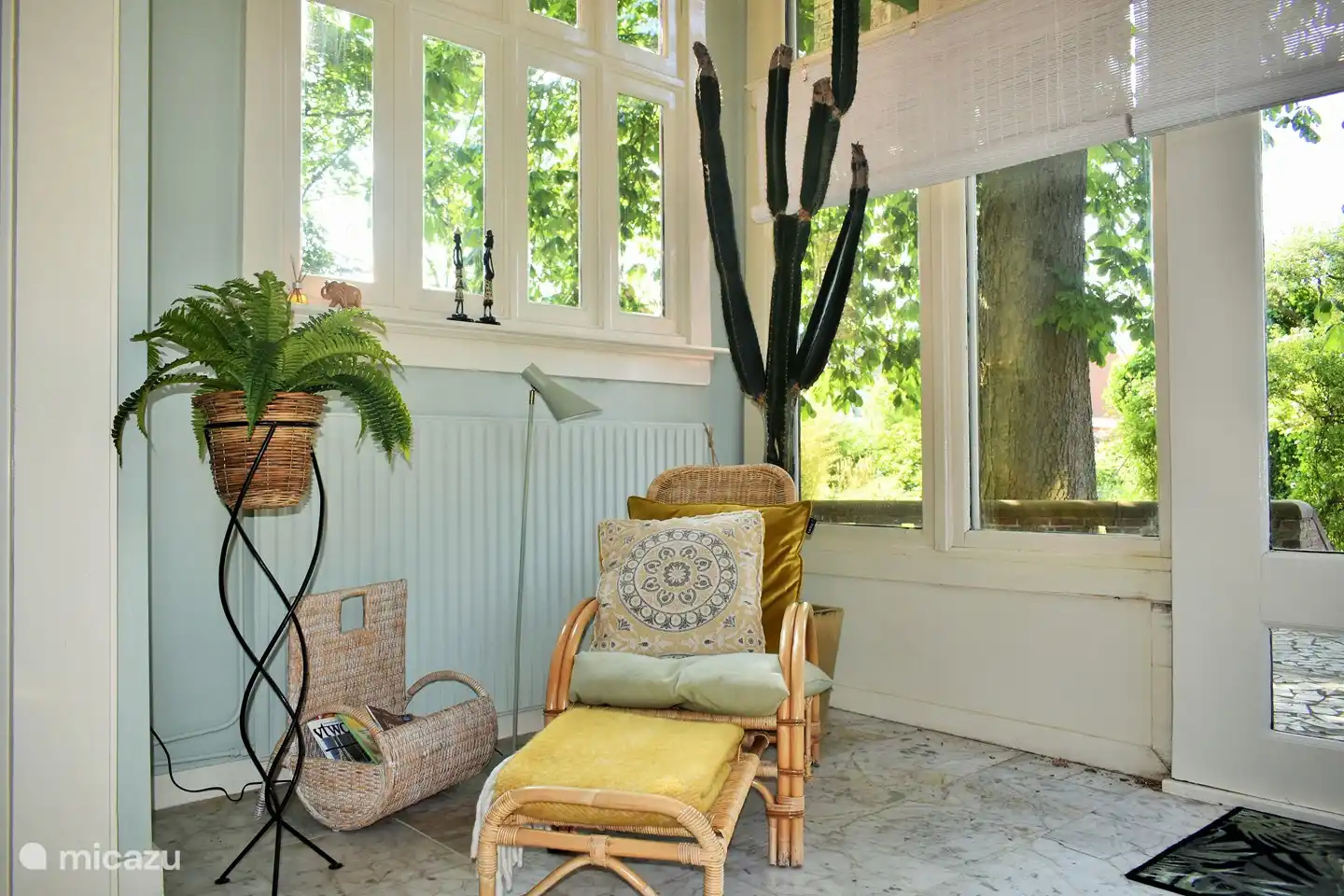 Relaxen in de serre maar er toch helemaal bij horen.