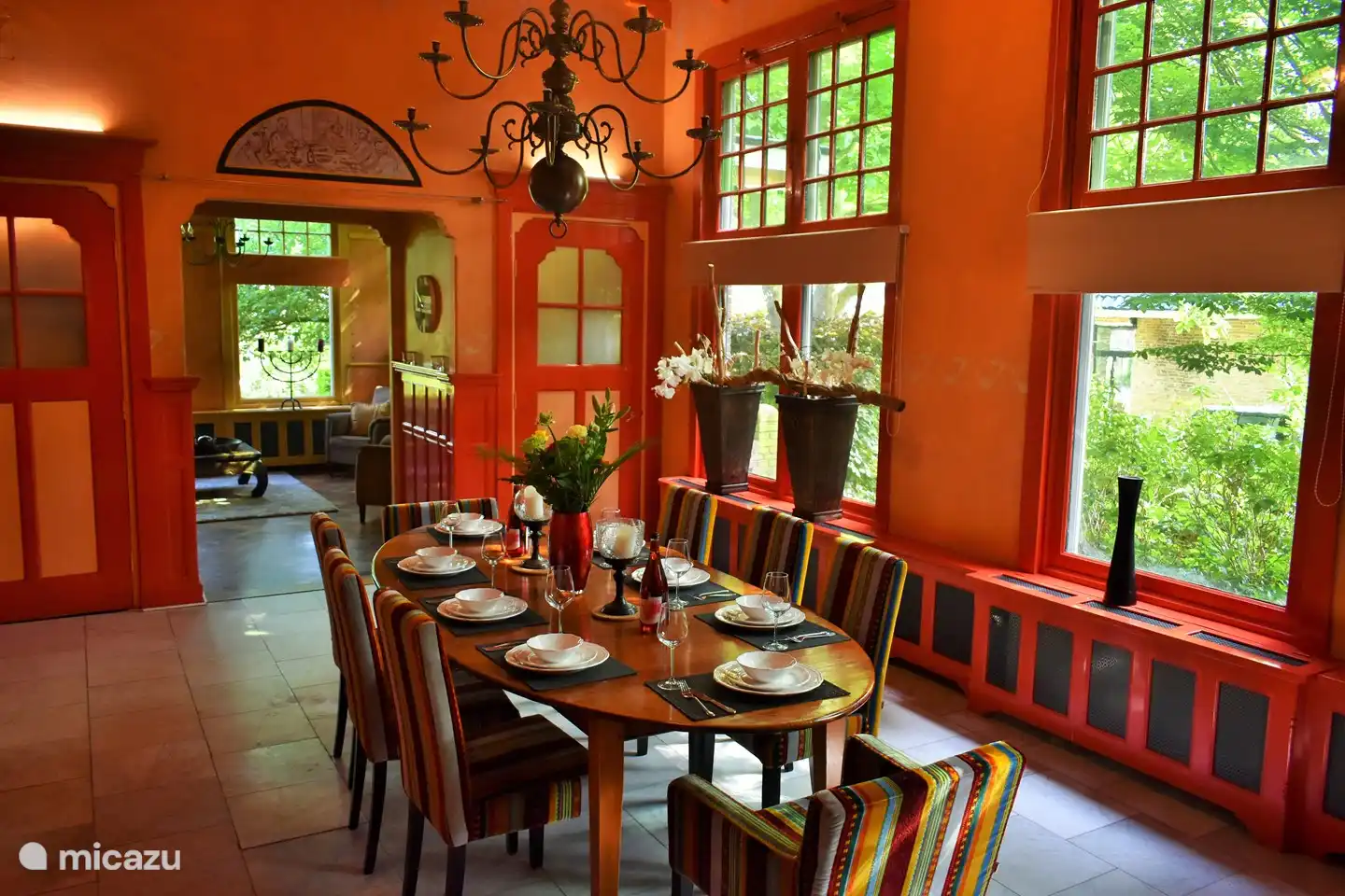 De 'wachtkamer' heeft een doorloop naar de 'spreekkamer'.