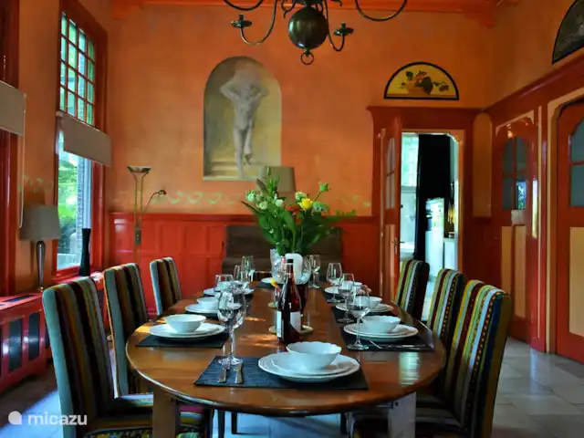Villa monumentale Seulle Etat | Pays-Bas, Frise, Sint Jacobiparochie - villa Le petit-déjeuner, le déjeuner et le dîner sont encore meilleurs dans l'ancienne salle d'attente, où vous pouvez dresser la grande table pouvant accueillir jusqu'à 11 personnes.