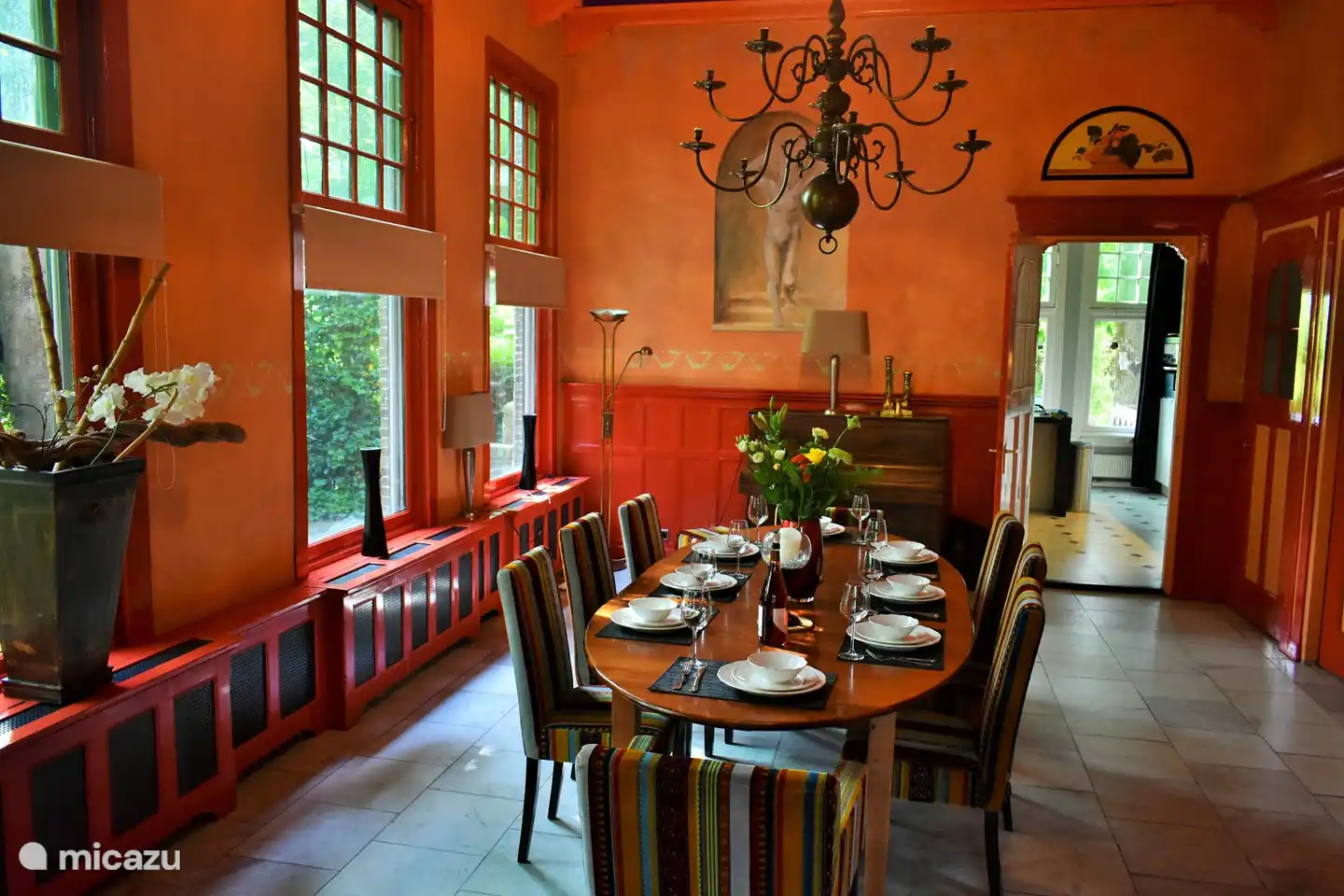 Vanuit de 'Wachtkamer 'loop je makkelijk weer even naar de keuken om de laatste gerechten nog uit de oven(s) te halen .