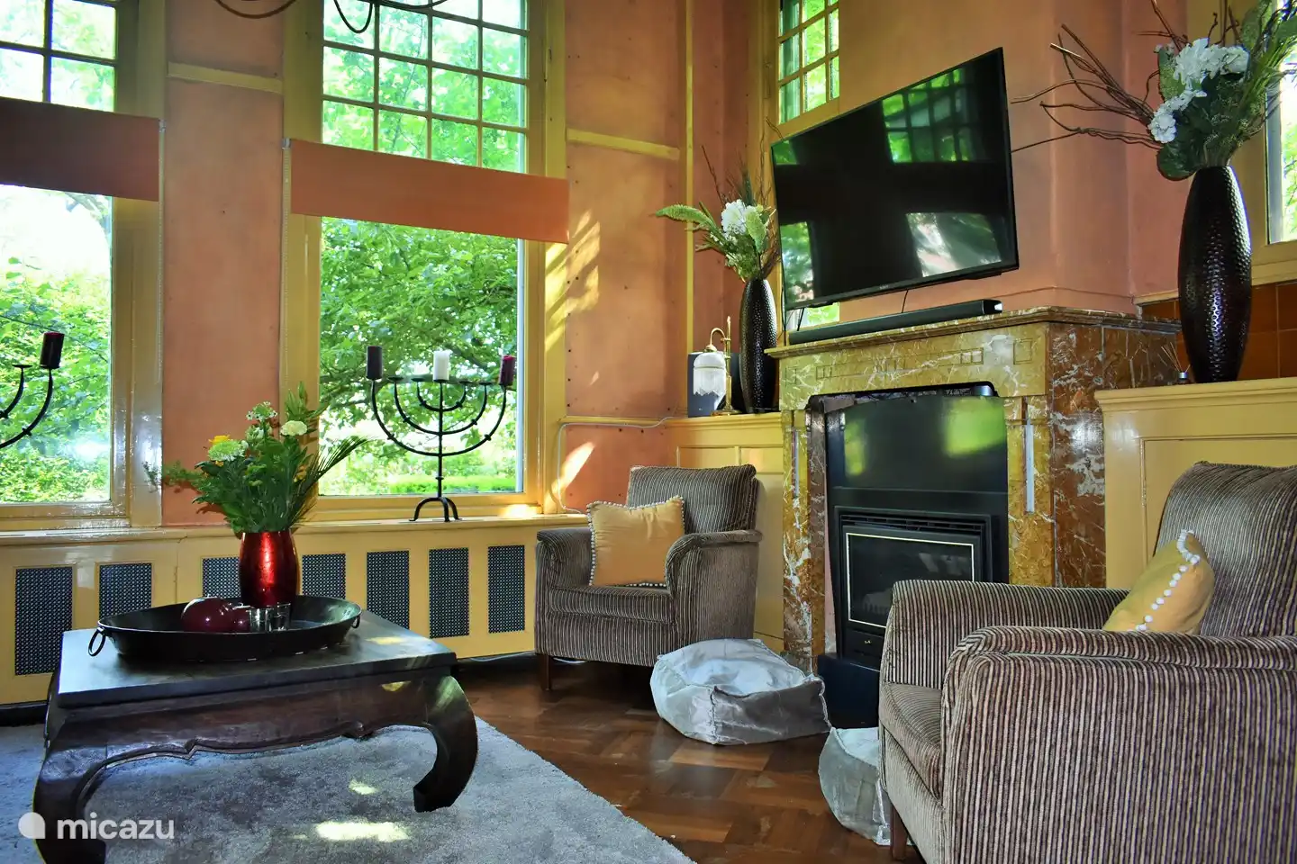 De Spreekkamer, zo genoemd omdat de voormalige huisarts hier zijn patiënten ontving maar de omgetoverd naar een warme knusse woonkamer.