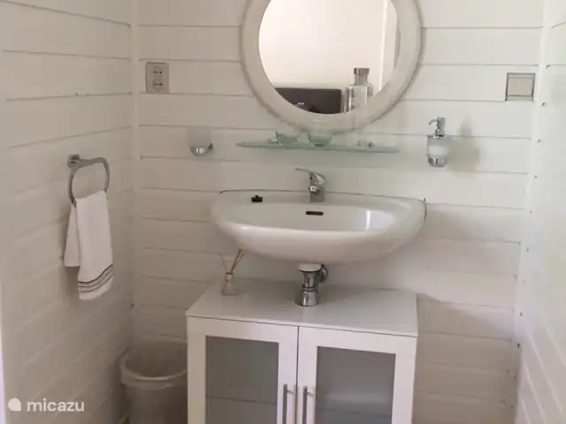 Villa monumentale Seulle Etat | Pays-Bas, Frise, Sint Jacobiparochie - villa Lavabo dans une des chambres. Chaque chambre a son propre sèche-cheveux