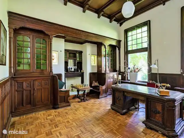 Villa monumentale Seulle Etat | Pays-Bas, Frise, Sint Jacobiparochie - villa Le salon était utilisé par l'ancien médecin, comme bureau ou pour jouer aux échecs avec des amis.