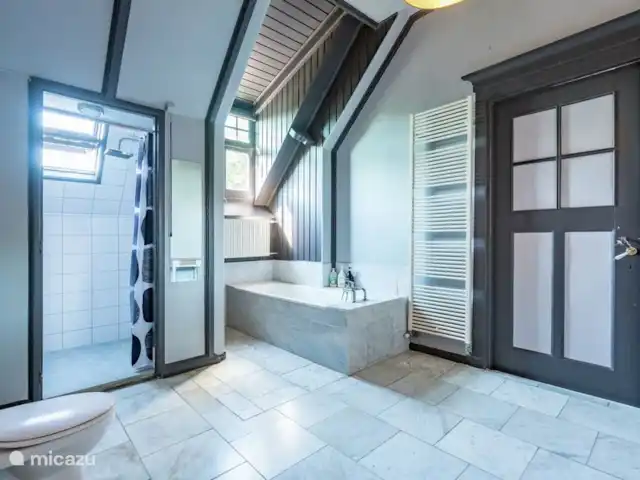 Villa monumentale Seulle Etat | Pays-Bas, Frise, Sint Jacobiparochie - villa Salle de bain avec double vasque, baignoire, WC et douche.