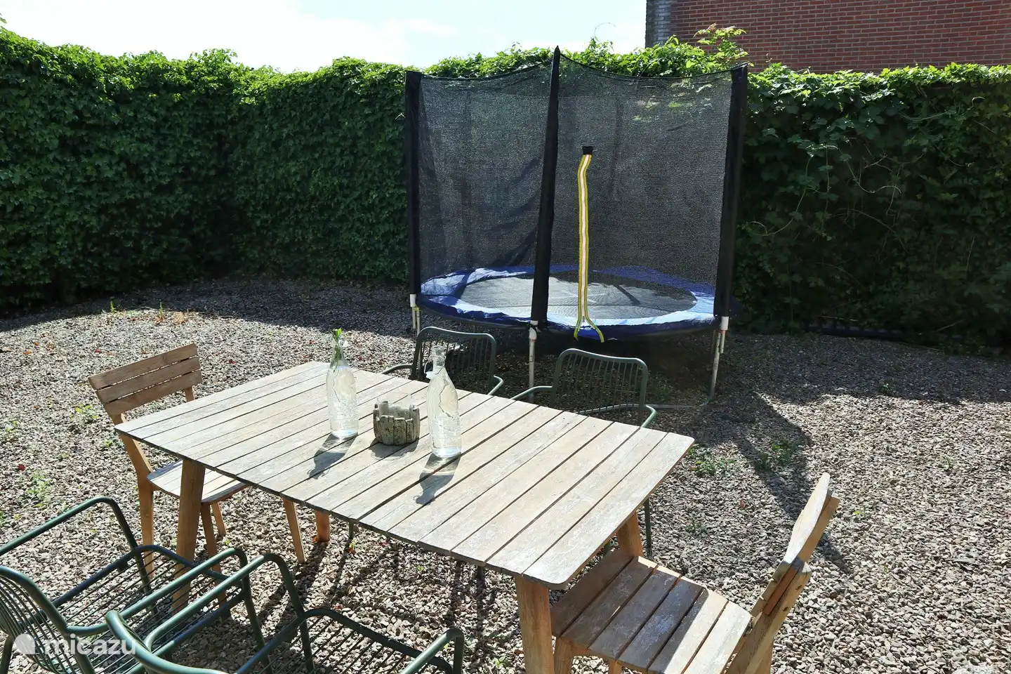 Voor de kids een trampoline met een veilig vangnet, een zandbakje (schelp) en een wipkipje. Geniet van een drankje en een hapje aan de 2de terrastafel met 6 stoelen, terwijl de kids lekker ravotten.
