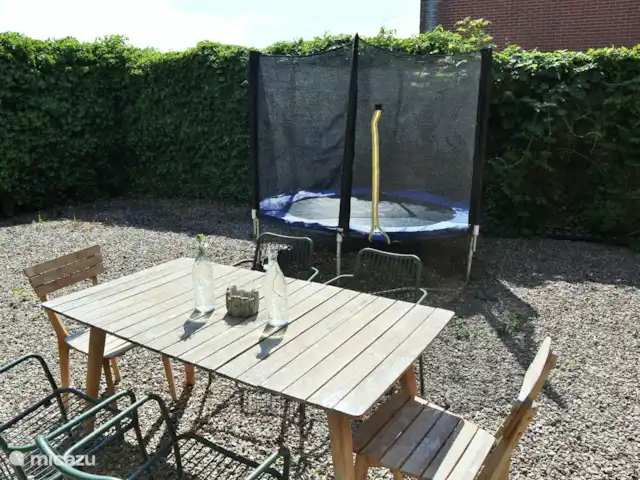 Villa monumentale Seulle Etat | Pays-Bas, Frise, Sint Jacobiparochie - villa Pour les enfants un trampoline avec un filet de sécurité sécurisé, un bac à sable (coque) et une balançoire. Prenez un verre et une collation à la 2e table de patio avec 6 chaises, pendant que les enfants s'amusent.