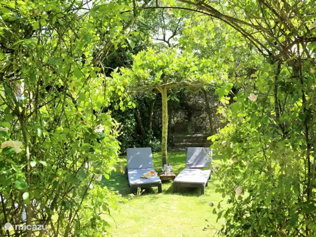 Villa monumentale Seulle Etat | Pays-Bas, Frise, Sint Jacobiparochie - villa Deux des trois jolis fauteuils inclinables. Trouvez un endroit à l'ombre ou prenez un bain de soleil.
