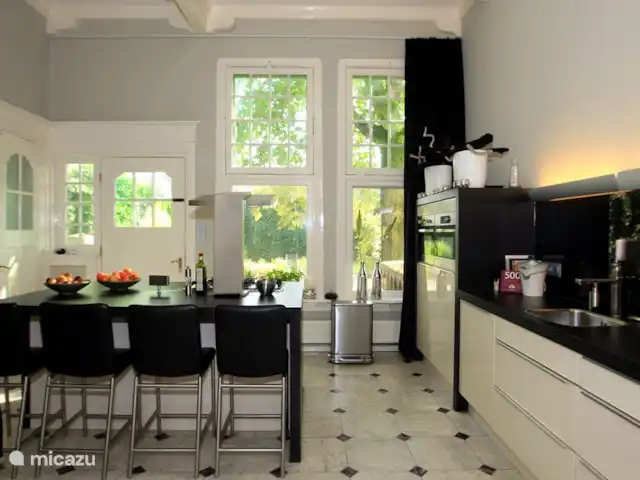 Villa monumentale Seulle Etat | Pays-Bas, Frise, Sint Jacobiparochie - villa Cuisine avec îlot de cuisson. Équipé de nombreuses commodités dont un robot culinaire, 2 machines à café, filtre et capsules de café, 2 réfrigérateurs.