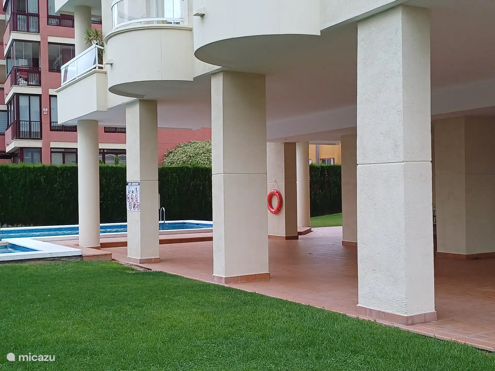 jardin avec piscine commune