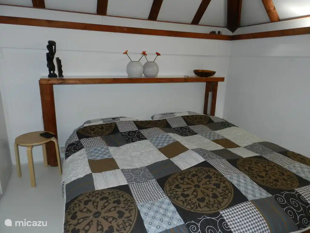 Schlafzimmer im Erdgeschoss mit hohen Decken