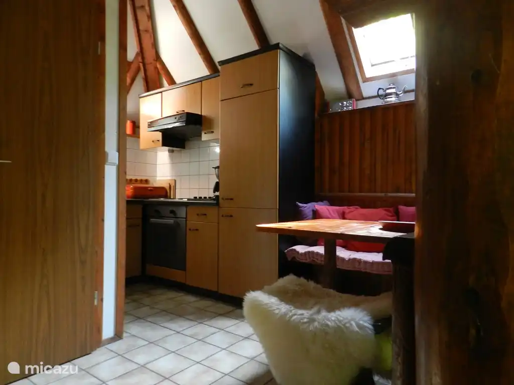 Die Küche mit einem zusätzlichen Sitz